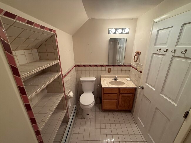 Building Photo - 526 Canaan St