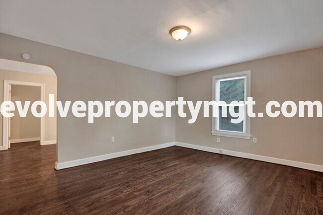 Building Photo - NEWLY RENOVATED HOME!