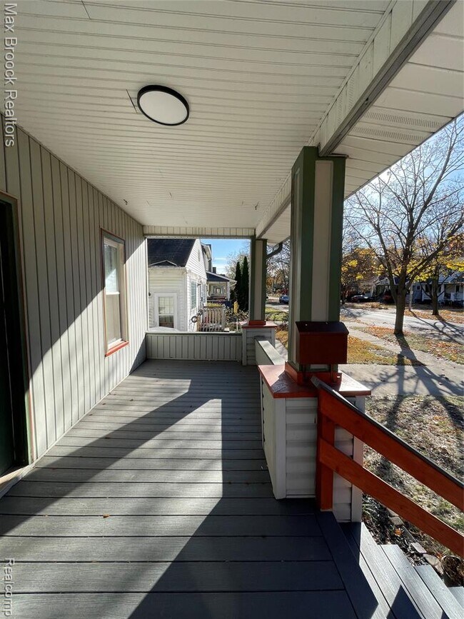 Building Photo - 808 Laprairie St