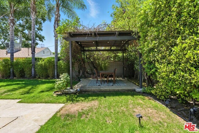 Building Photo - 5139 Collett Ave