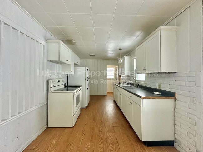 Building Photo - 833 Westmoreland Ave