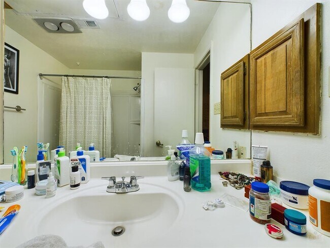 Building Photo - 806 W 24th St