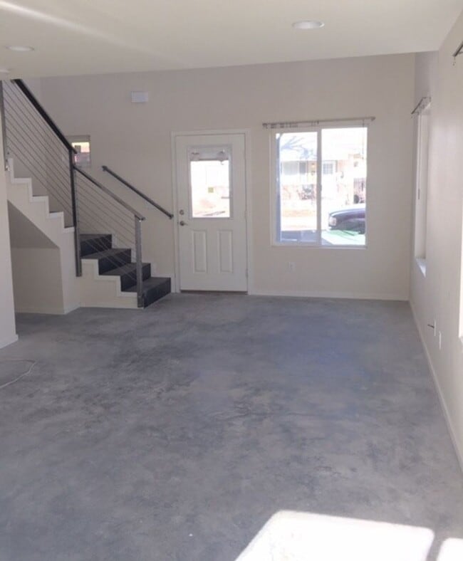 Building Photo - Gorgeous 2 Story Ultra-Sleek 1BD+Loft/1.5 Bath!