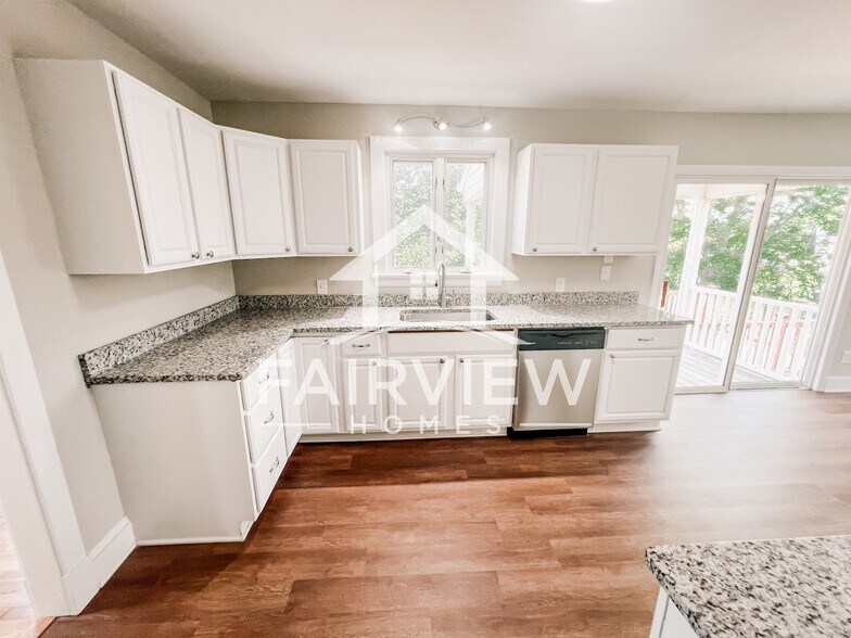 Building Photo - 3239 Mayflower Dr