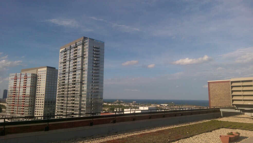 Building Photo - 320 E 21st St