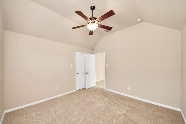 Building Photo - 3115 Lake Dr