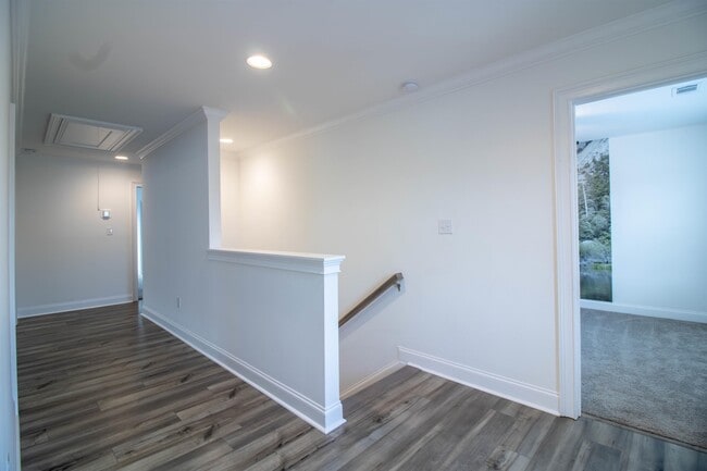 Building Photo - 83 Ivy Lp