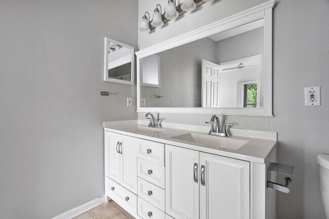 Building Photo - 2 bedroom/ 2 bathroom condo on Southside!