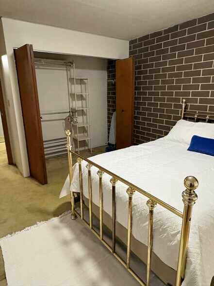 Building Photo - 2106 Kanawha Blvd E