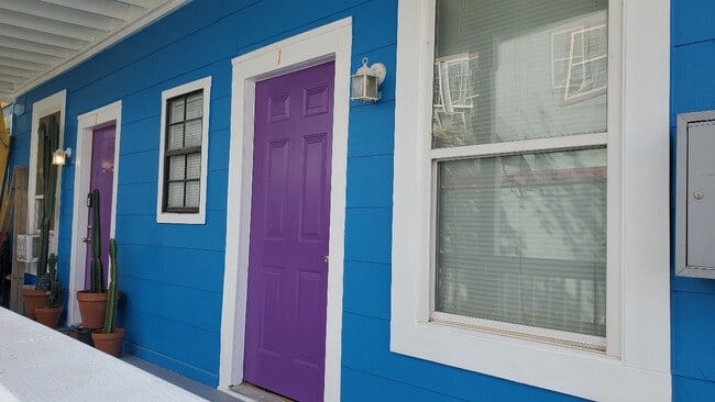 Building Photo - 3828 Seawall Blvd