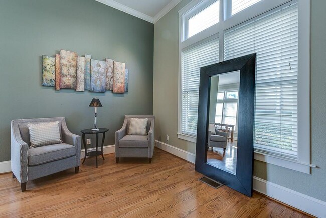 Building Photo - 2624 Thomas Ave