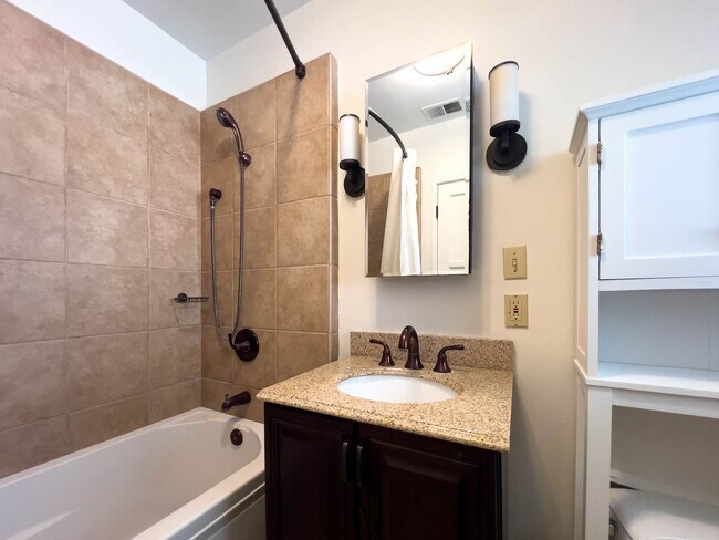 Building Photo - Spacious 3BR Home with Bonus Room in Magno...