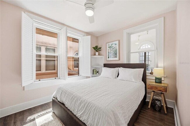 Building Photo - 1221 N Palm Ave