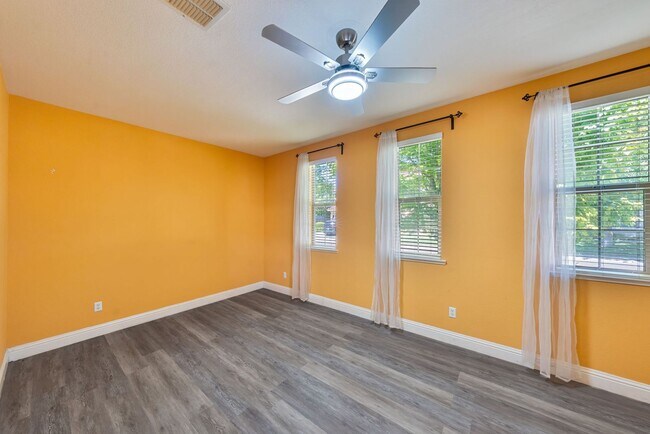 Building Photo - 9952 Spring View Way