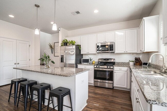 Building Photo - 252 Hyrne Dr