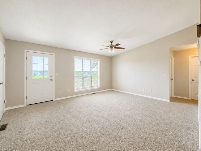 Building Photo - 2 Bedroom/2 Bathroom Apartment in Southside