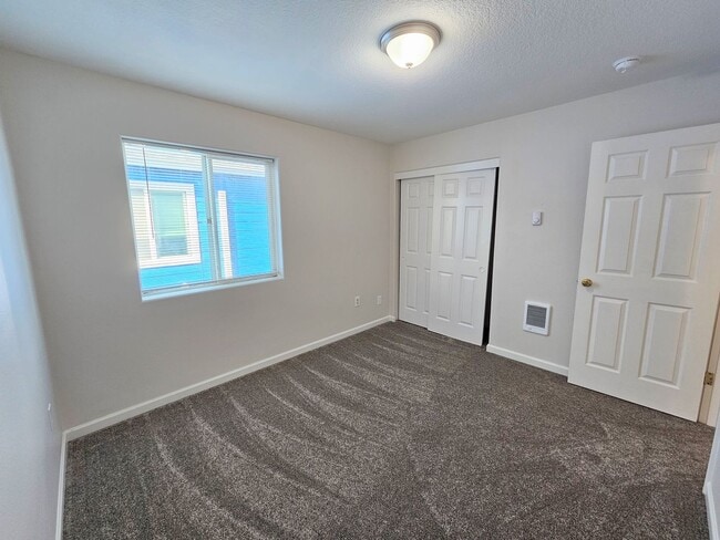Building Photo - St. John's Townhome - 5 Bedroom, 2 bath Duplex Unit