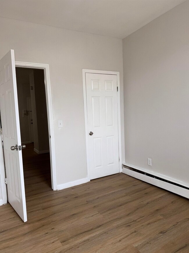 Building Photo - 998 Broadway