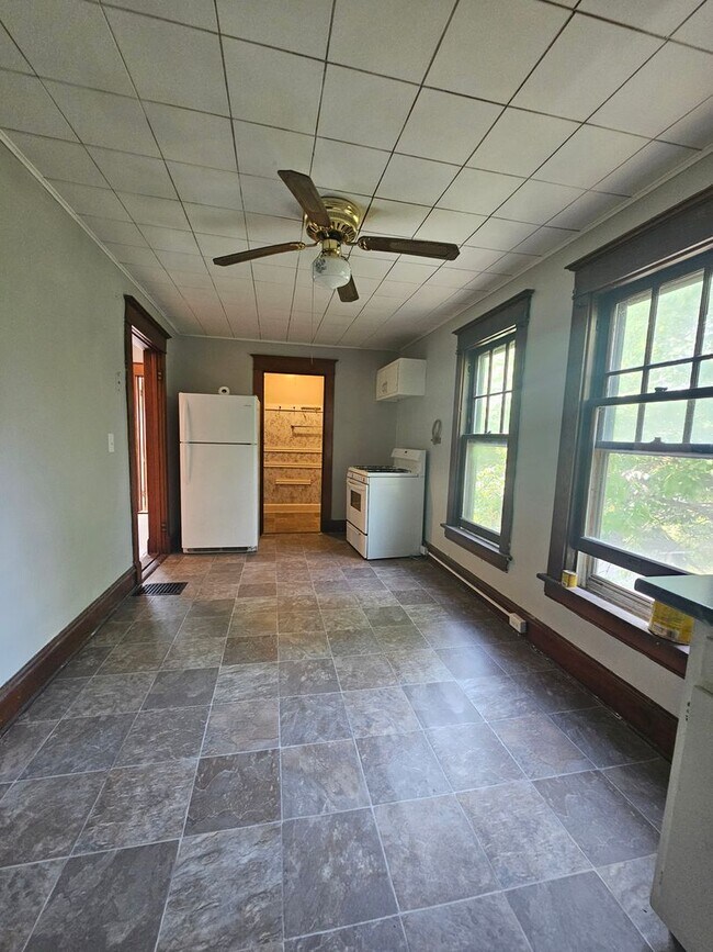 Building Photo - 1603 W 10th St