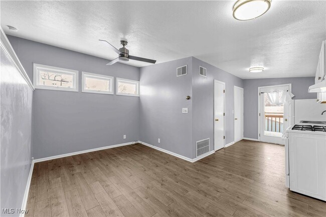 Building Photo - 1041 W 10th St