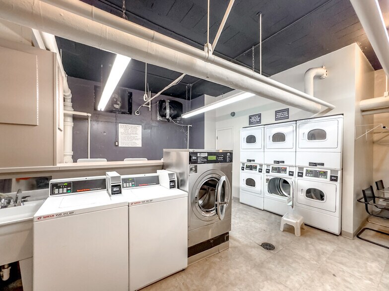 Building Photo - 450 W Wellington Ave