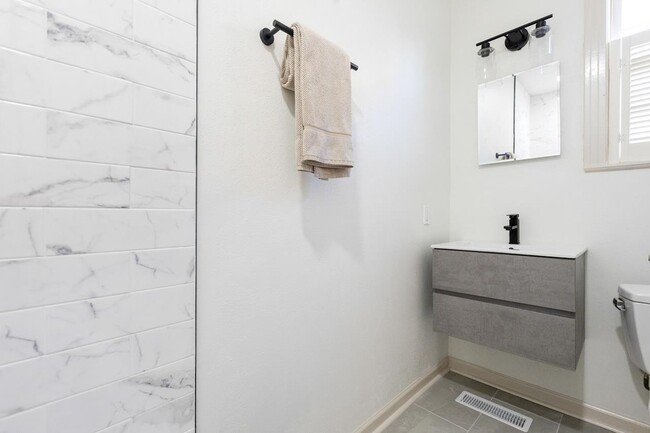 Building Photo - 2014 Golf Terrace Dr