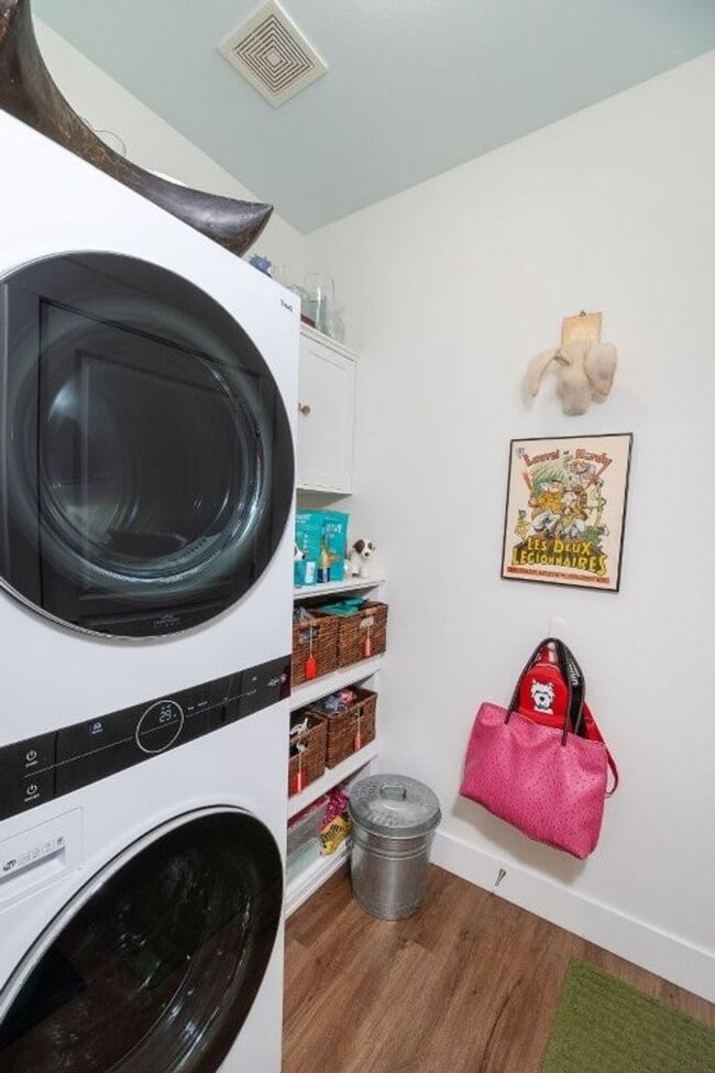 Building Photo - 61211 Fairfield Dr