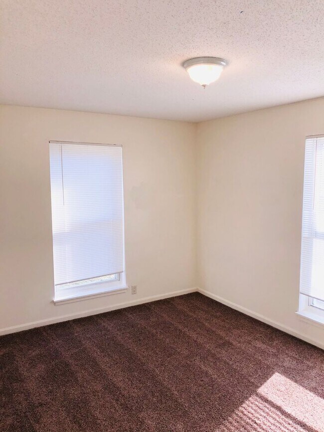 Building Photo - Spacious Apartment!