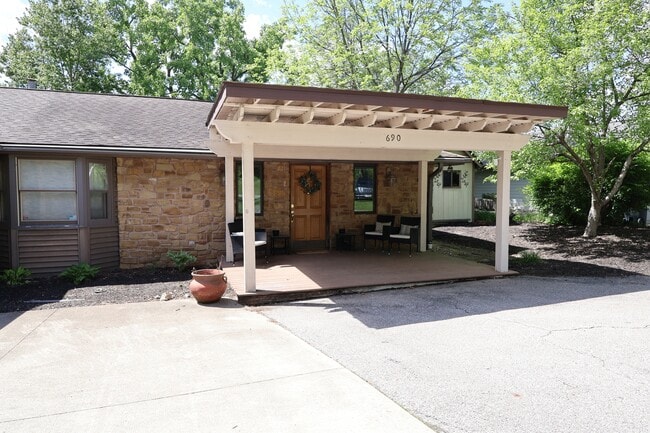 Building Photo - 690 Terrace Lake Rd