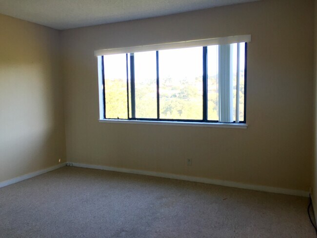 Building Photo - Large 3 bedroom, 2 bathroom condo with ama...