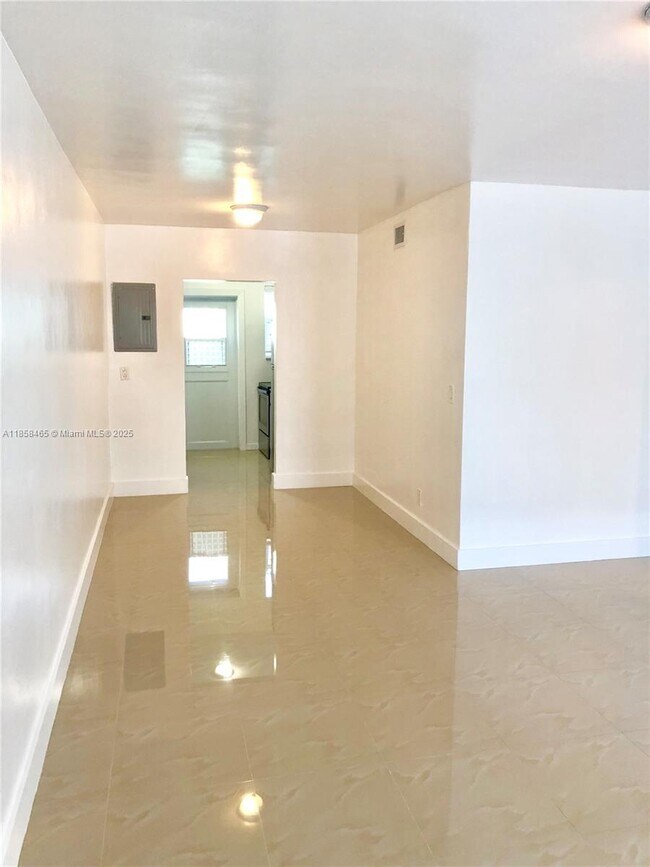 Building Photo - 8227 Crespi Blvd