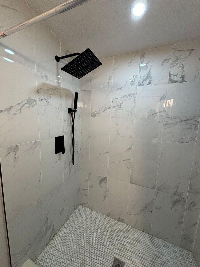 Building Photo - Fully Remodeled 3-Bedroom + Den Home for R...