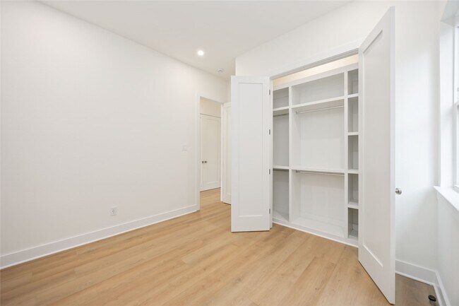 Building Photo - 422 E 41st St