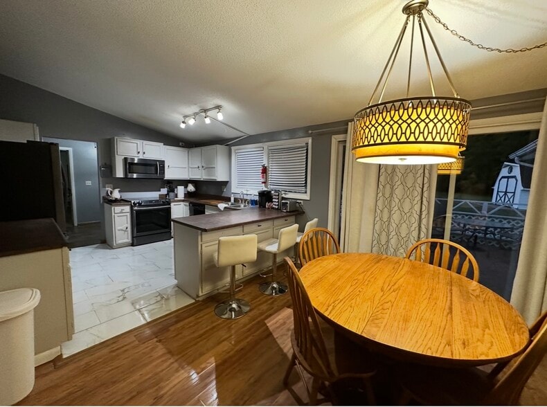 Kitchen and dining room - 10635 Loop Rd