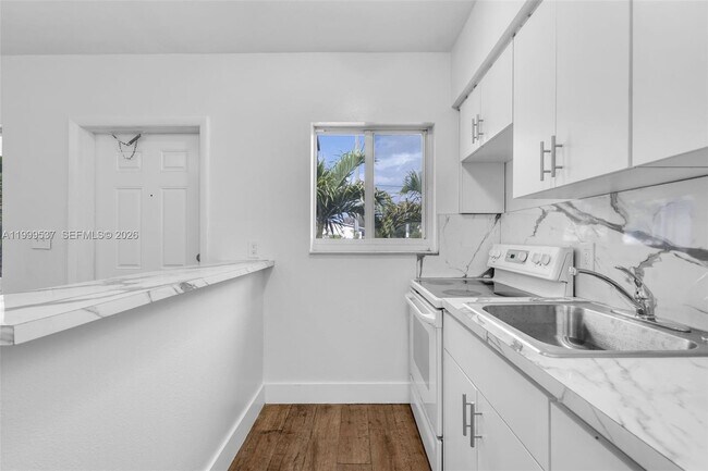 Building Photo - 5549 NE Miami Ct