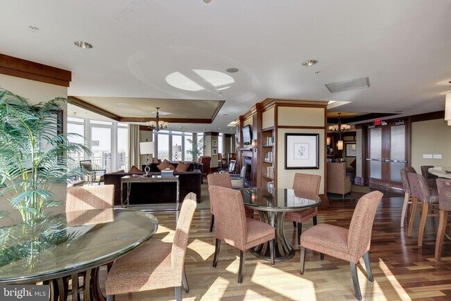 Building Photo - 8220 Crestwood Heights Dr