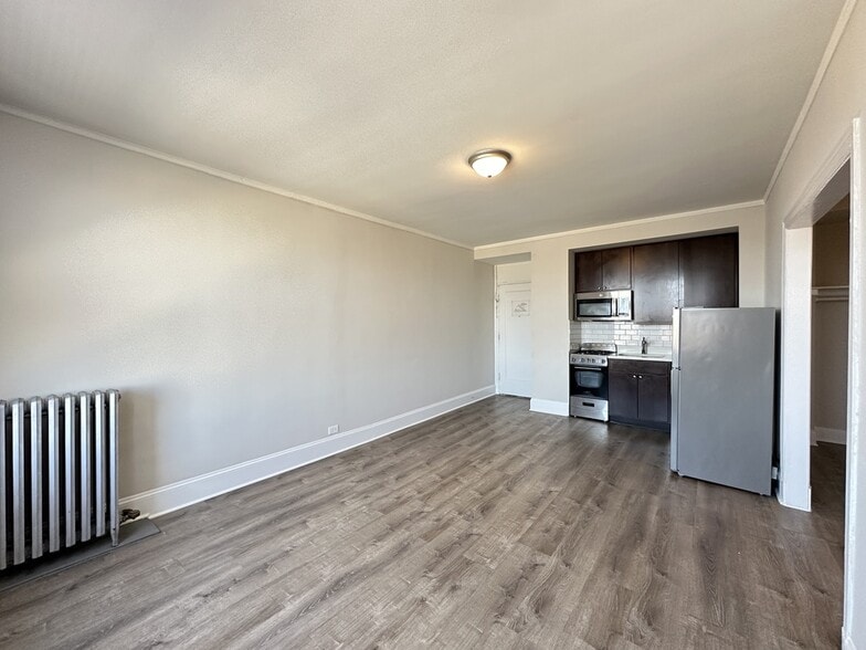 Building Photo - 3335 W Diversey Ave