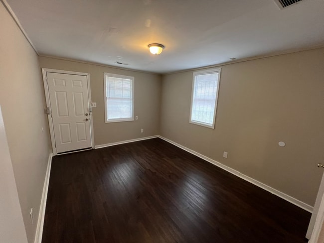Building Photo - Move-in Special - 1/2 off first month's rent!