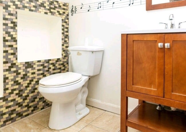 Building Photo - Life is better by the beach! Beach side townhouse 3bed 2.5 bath 1 garage,  master suite with priv...