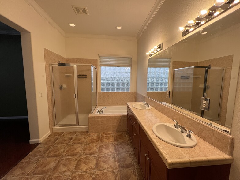 Master bathroom - 5909 Silveroak Cir