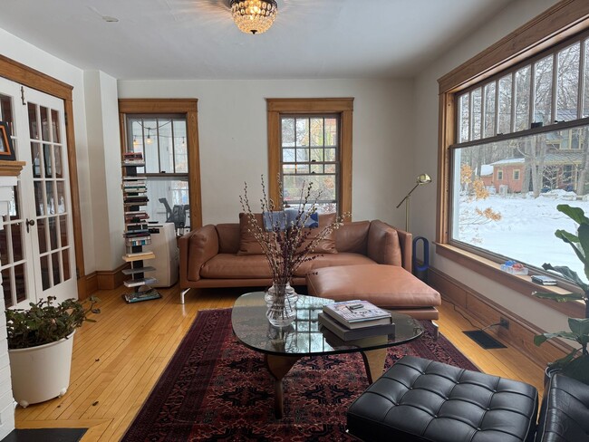 Building Photo - 3 bedroom, 2.5 bath home walking distance to Dartmouth College