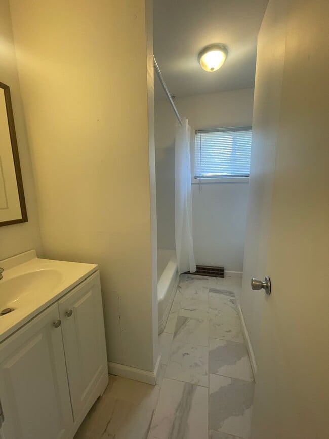 Building Photo - 2 bedroom 1 bath duplex