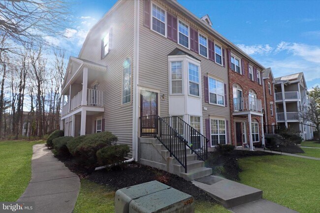 Building Photo - 2 Cheverny Ct