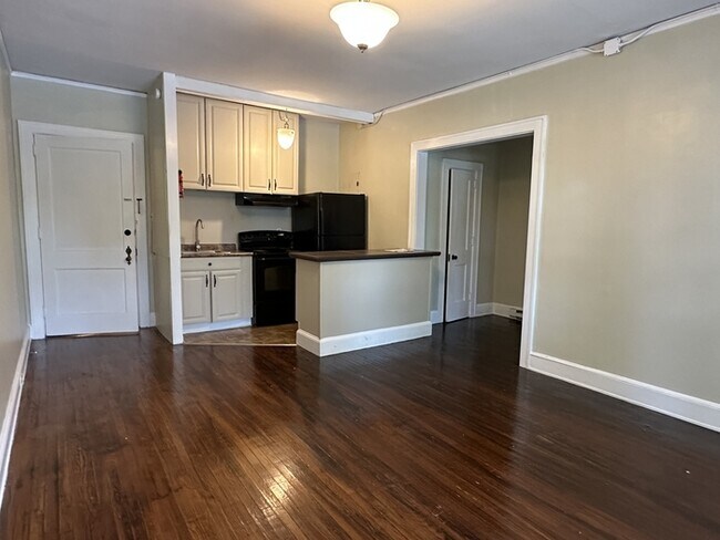Building Photo - MOVE IN READY! Great Studio Apartment in Downtown Mooresville!