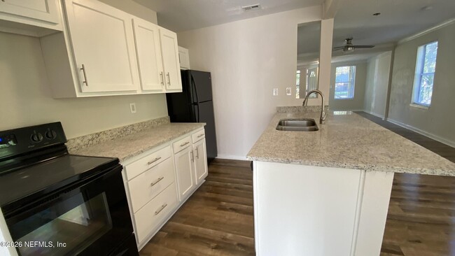 Building Photo - 4550 Crescent St