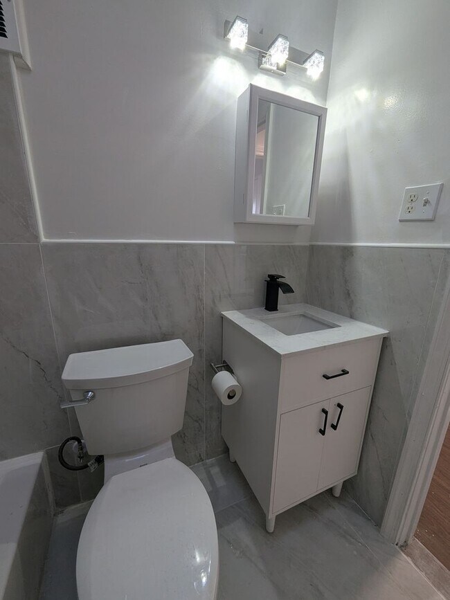 Building Photo - Stunning 3 Bedroom Home - Mayfair