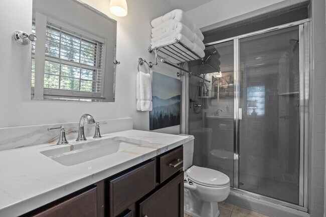 Building Photo - Gorgeous Mid-Century Modern Ranch in West Raleigh near NCSU and Lake Johnson - Fenced-in Backyard!