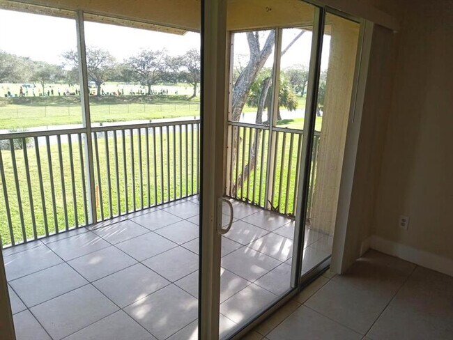 Building Photo - 1055 Coral Club Dr