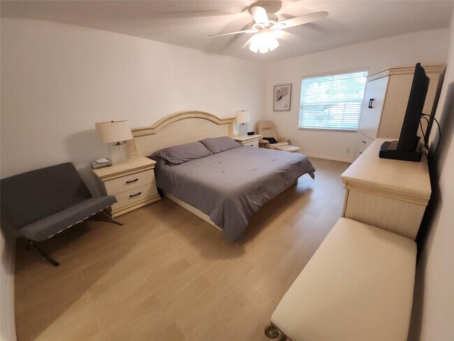 Building Photo - 6437 Bay Club Dr