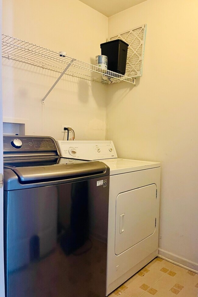 Building Photo - 1179 N Village Dr